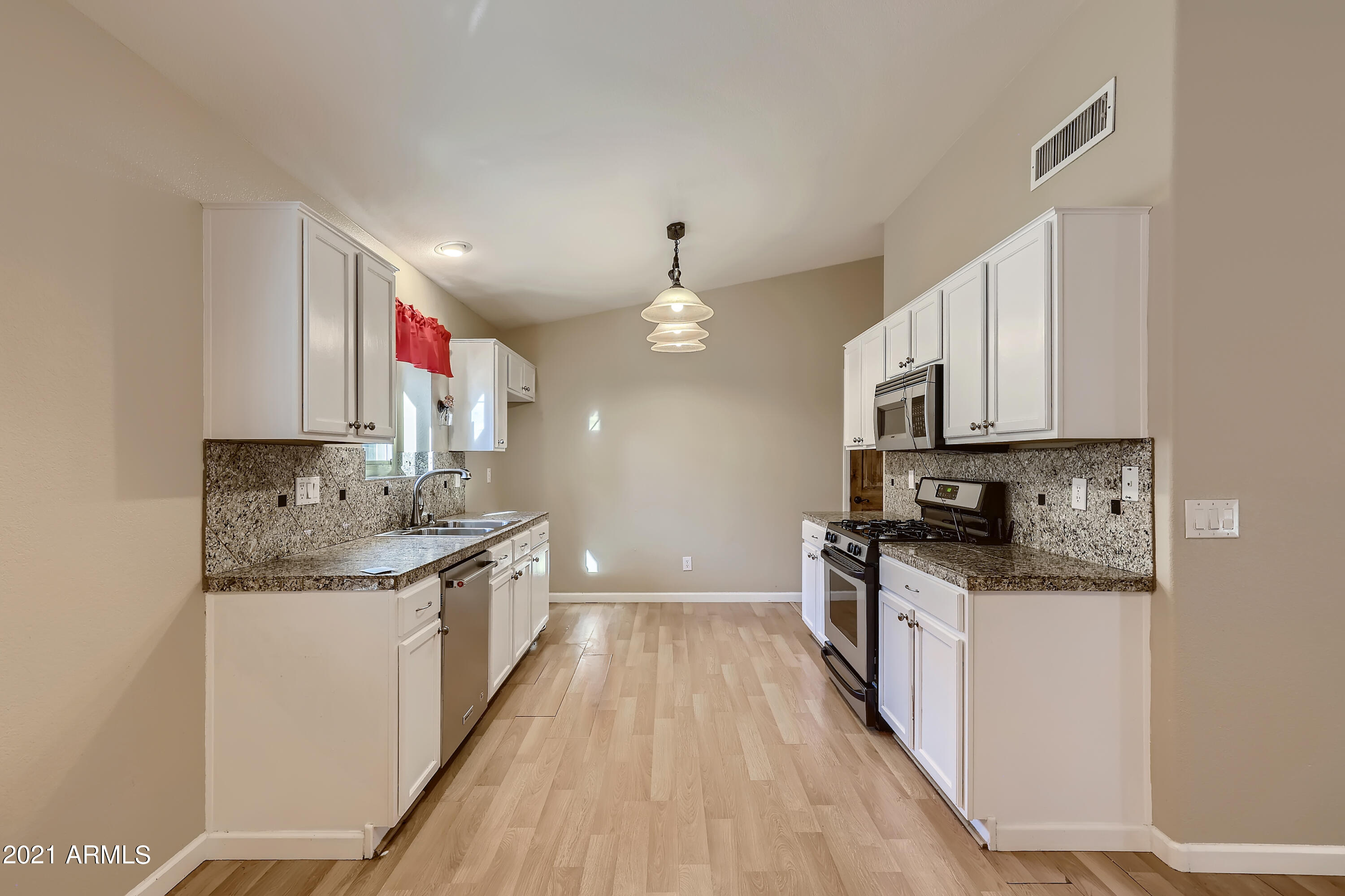 4821 East Swilling Road Phoenix, AZ 85054 - Photo 10 of 33 10-228955825-19 Kitchen