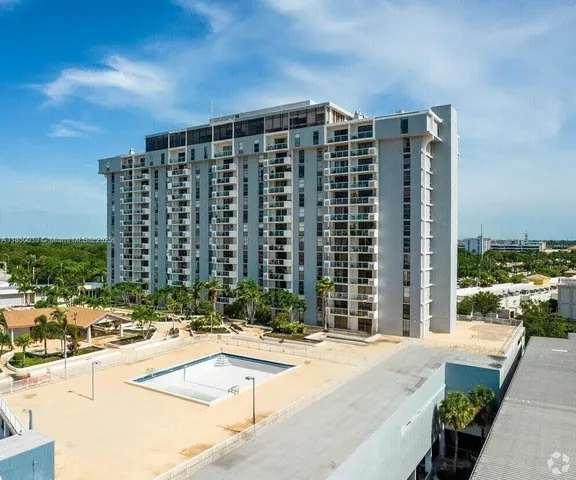 $177,000 | 13499 Biscayne Boulevard, Unit 612, North Miami, FL 33181