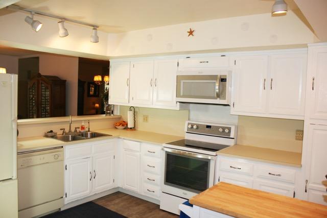 6094 Glendale Drive Boca Raton, FL 33433 - Photo 15 of 32 Kitchen