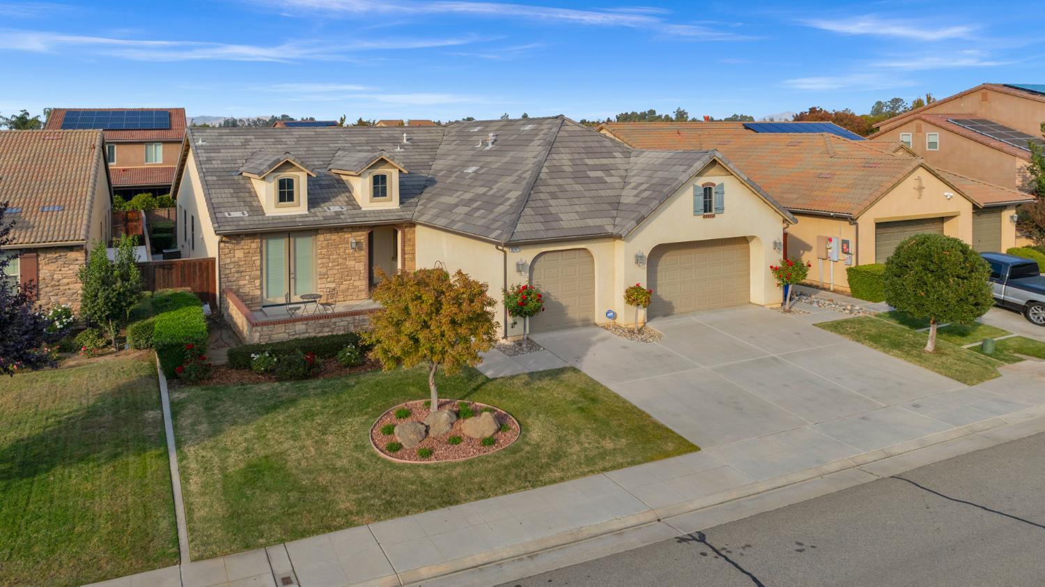 3267 Portals Avenue Clovis, CA 93619 - Photo 10 of 69 front view of house with a yard