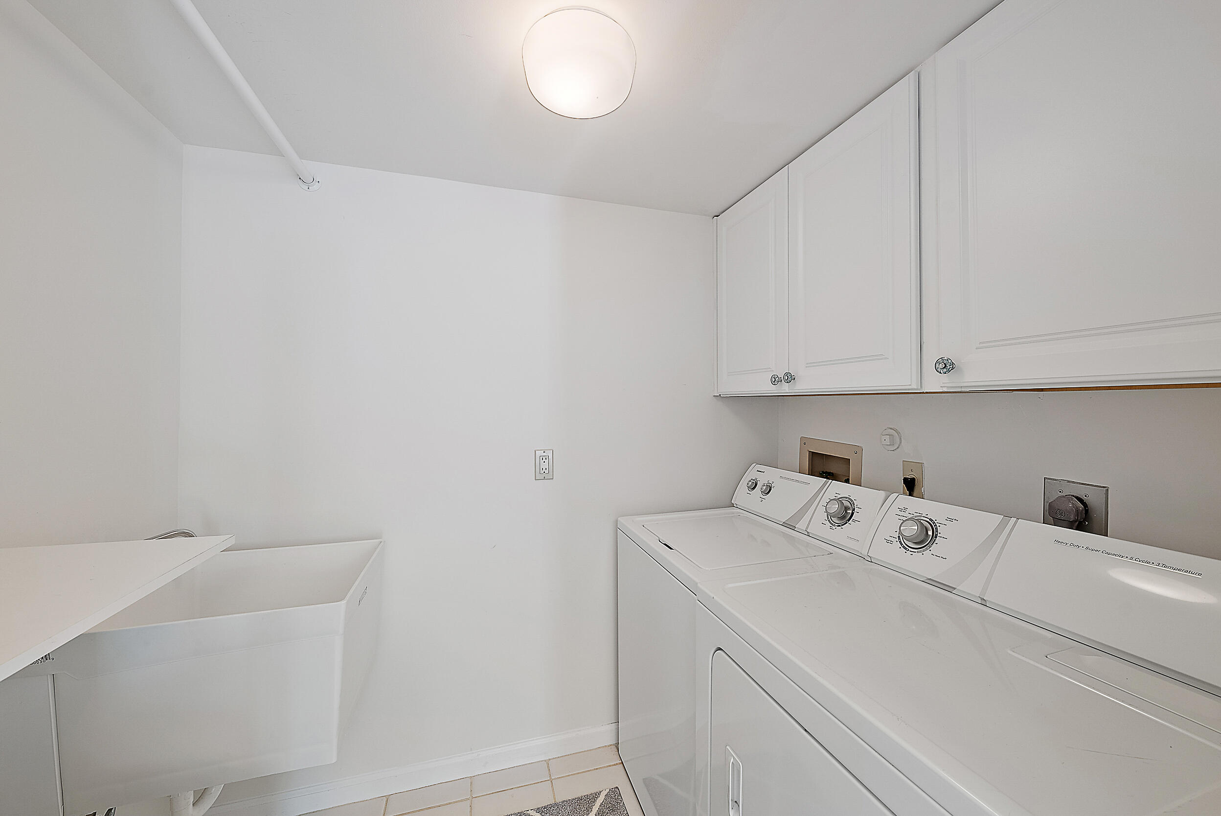 16647 Traders Crossing North, Unit 126 Jupiter, FL 33477 - Photo 29 of 45 a utility room with dryer and washer