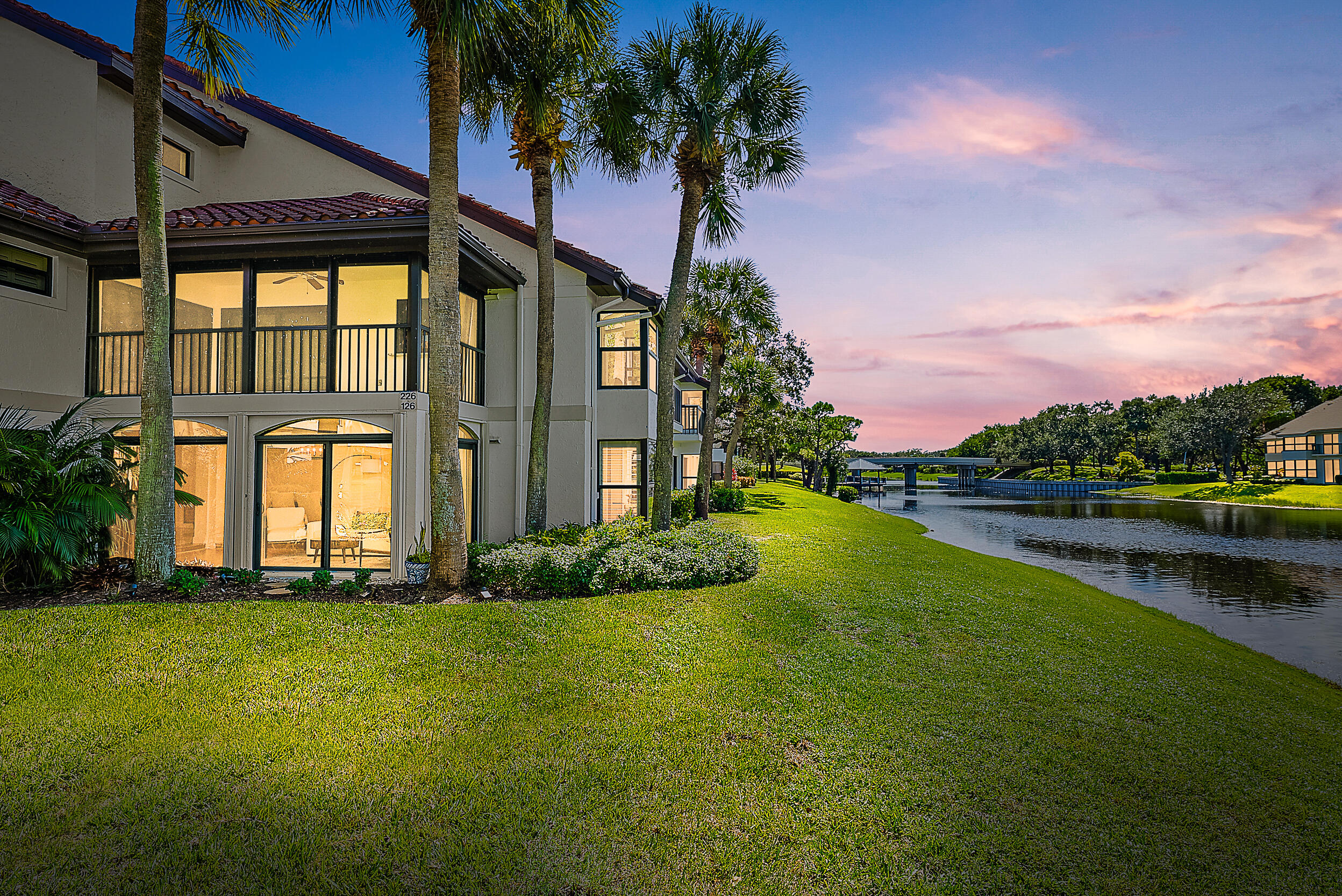 16647 Traders Crossing North, Unit 126 Jupiter, FL 33477 - Photo 45 of 45 a house with a garden view