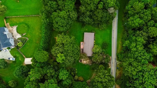 a view of a backyard