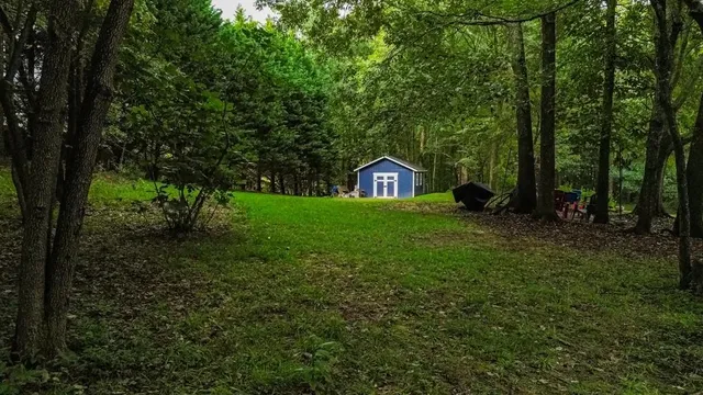 a view of an house with backyard and garden