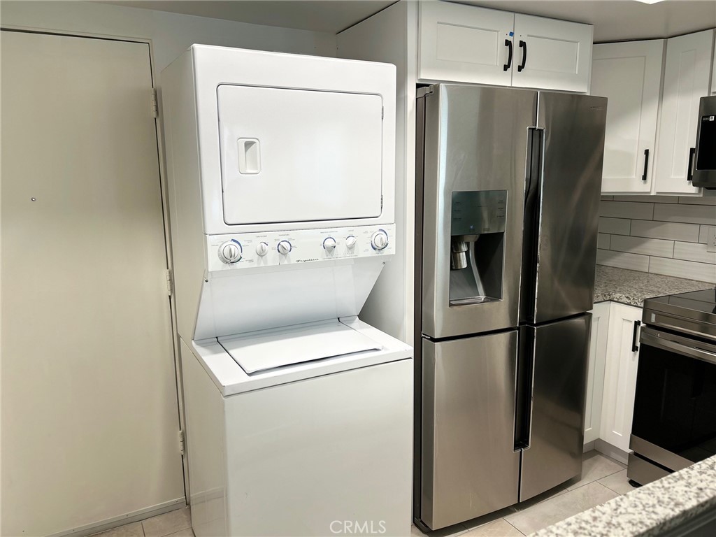 74443 Driftwood Drive, Unit 2 Palm Desert, CA 92260 - Photo 6 of 19 a utility room with dryer and washer
