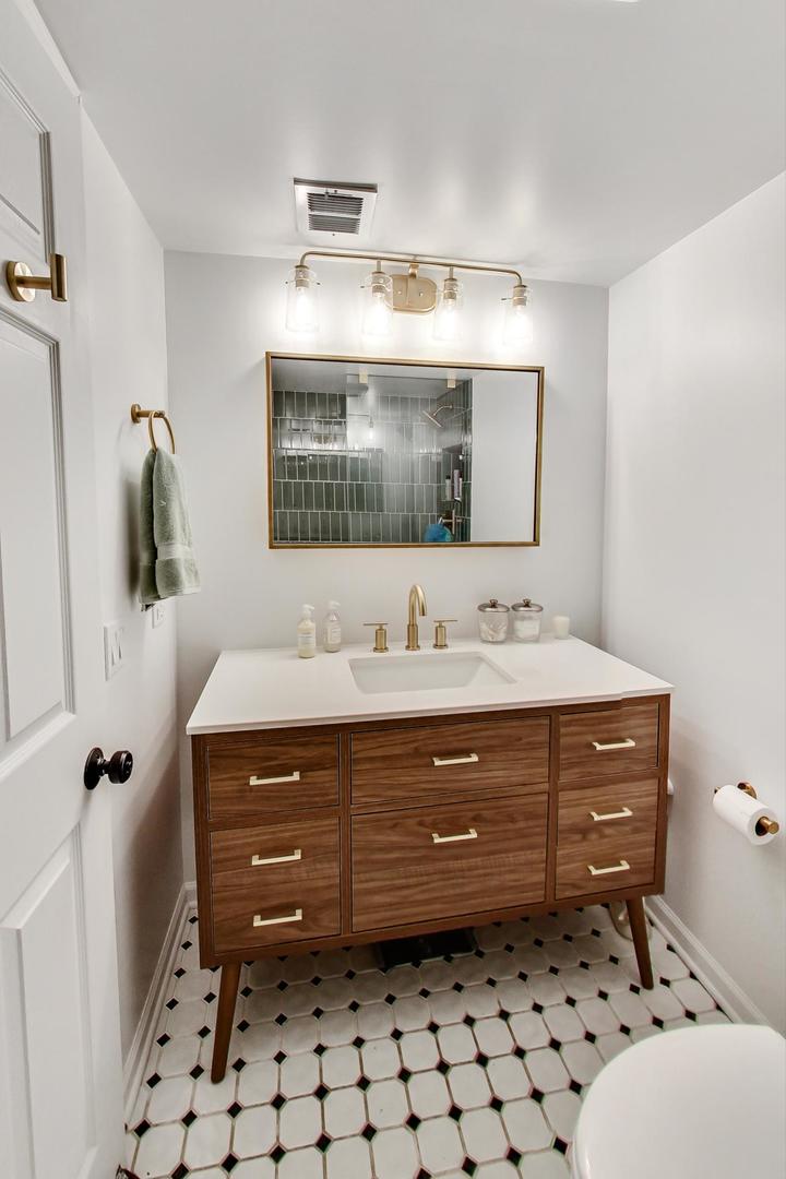 651 West Sheridan Road, Unit 7C Chicago, IL 60613 - Photo 17 of 27 a bathroom with a sink toilet and shower