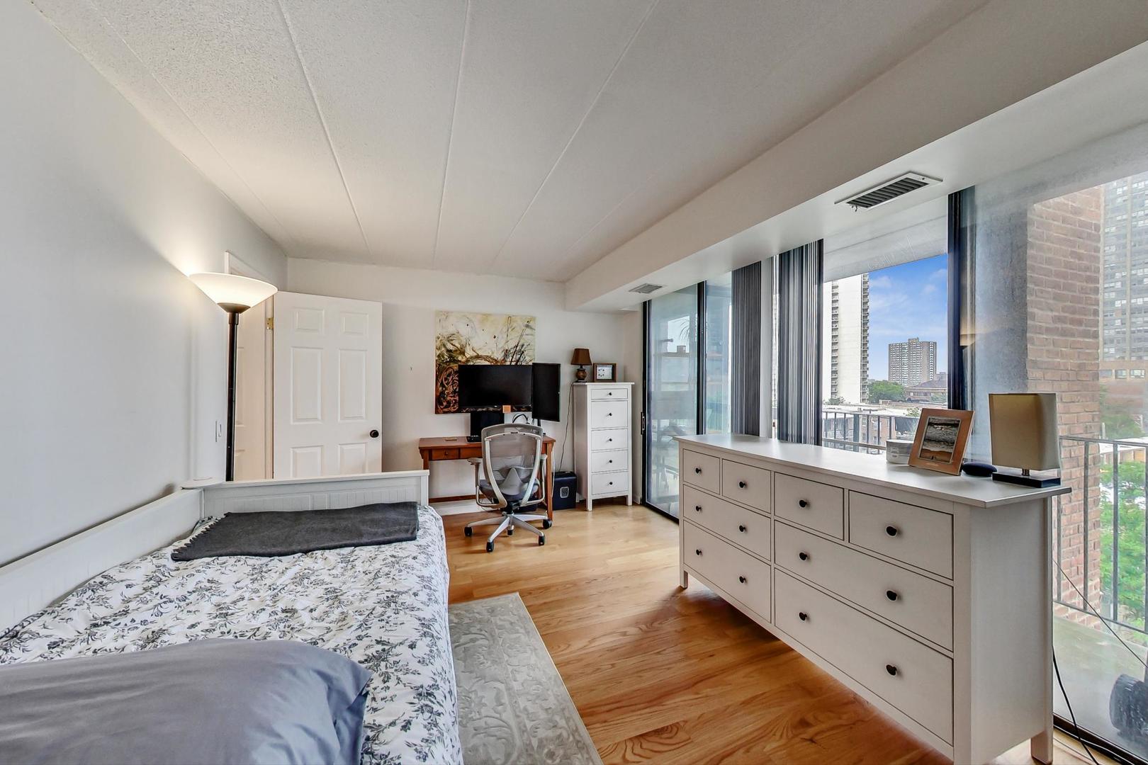 651 West Sheridan Road, Unit 7C Chicago, IL 60613 - Photo 21 of 27 a living room with furniture and a large window