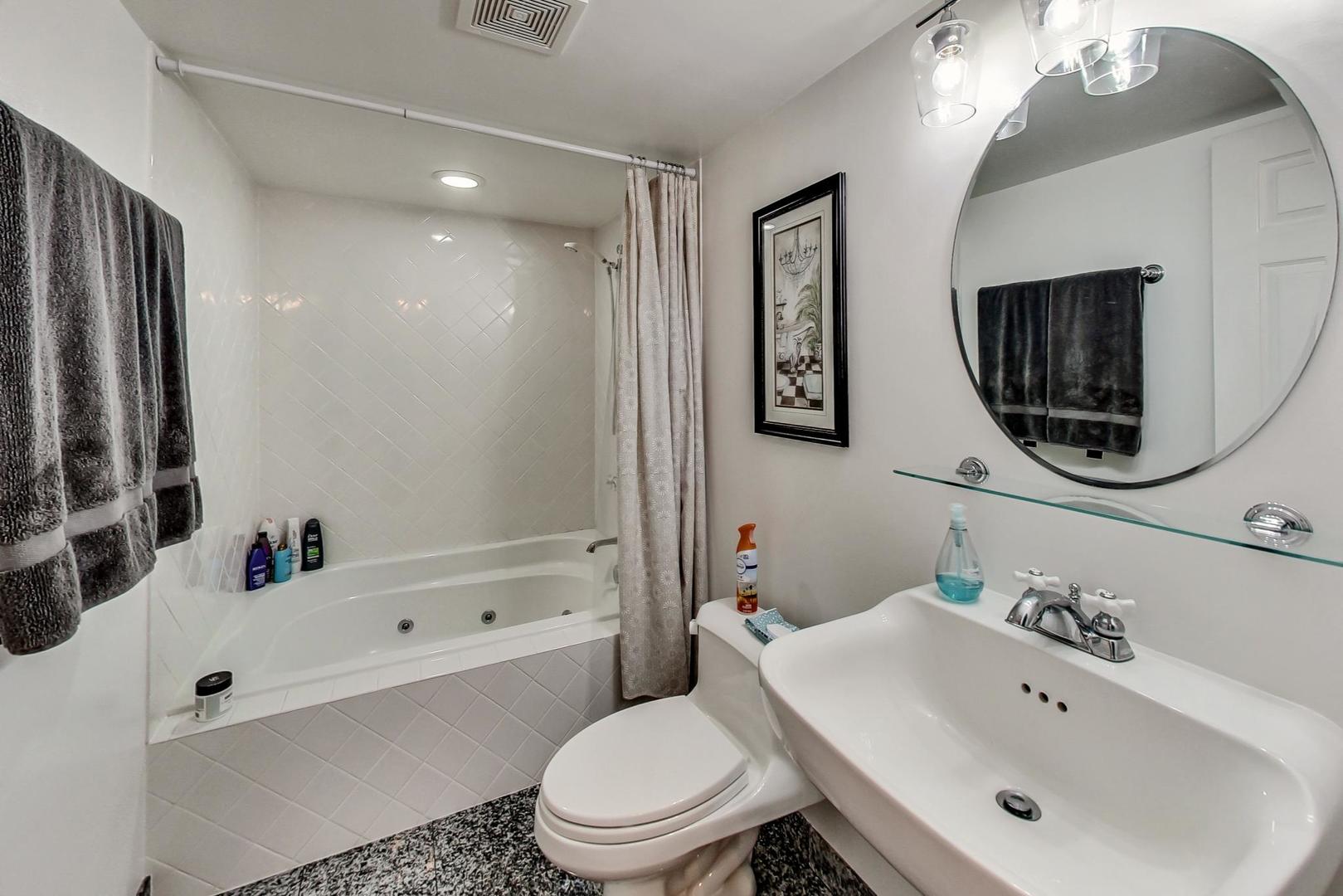 651 West Sheridan Road, Unit 7C Chicago, IL 60613 - Photo 22 of 27 a bathroom with a toilet a sink and bathtub