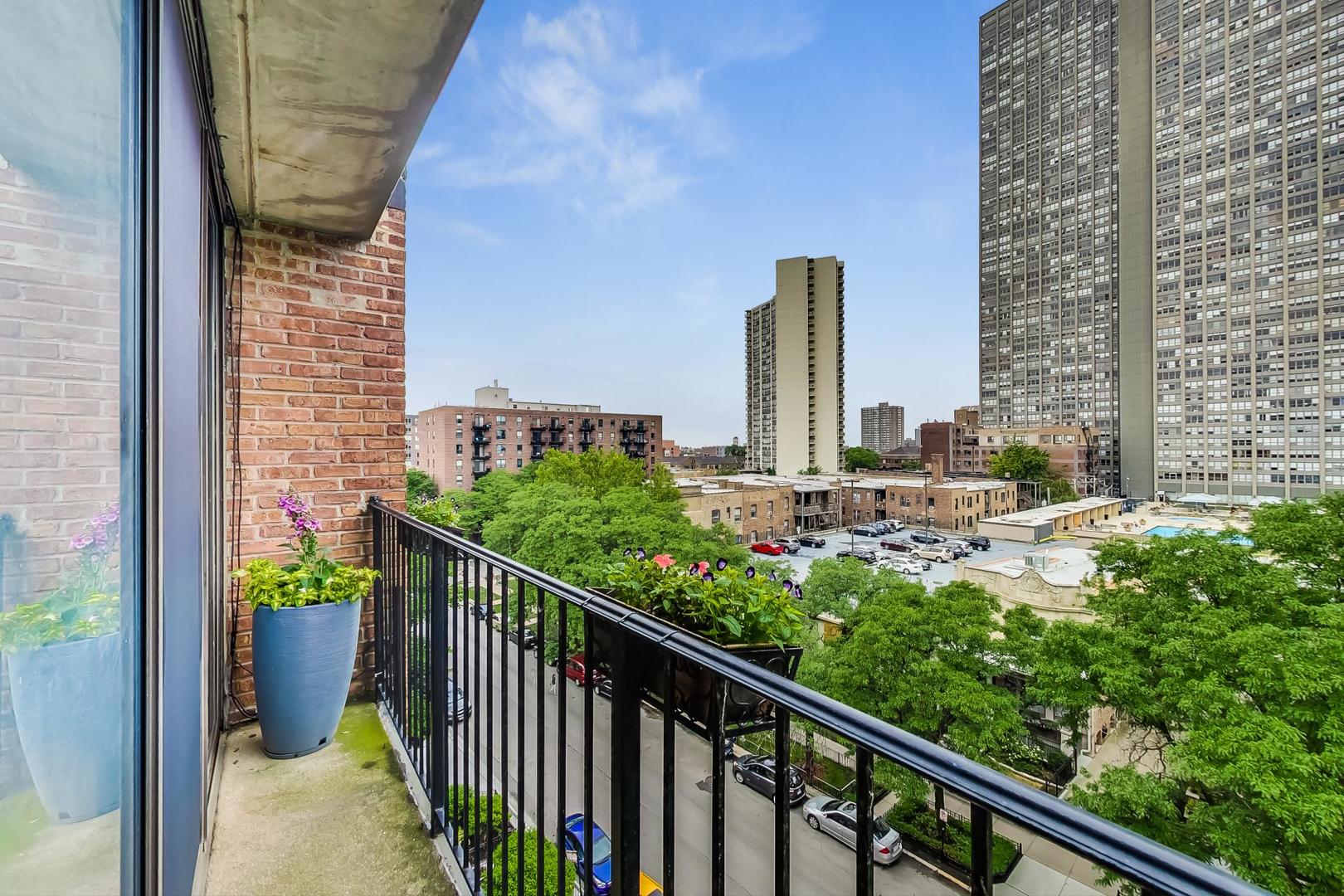 651 West Sheridan Road, Unit 7C Chicago, IL 60613 - Photo 25 of 27 a view of balcony with wooden floor
