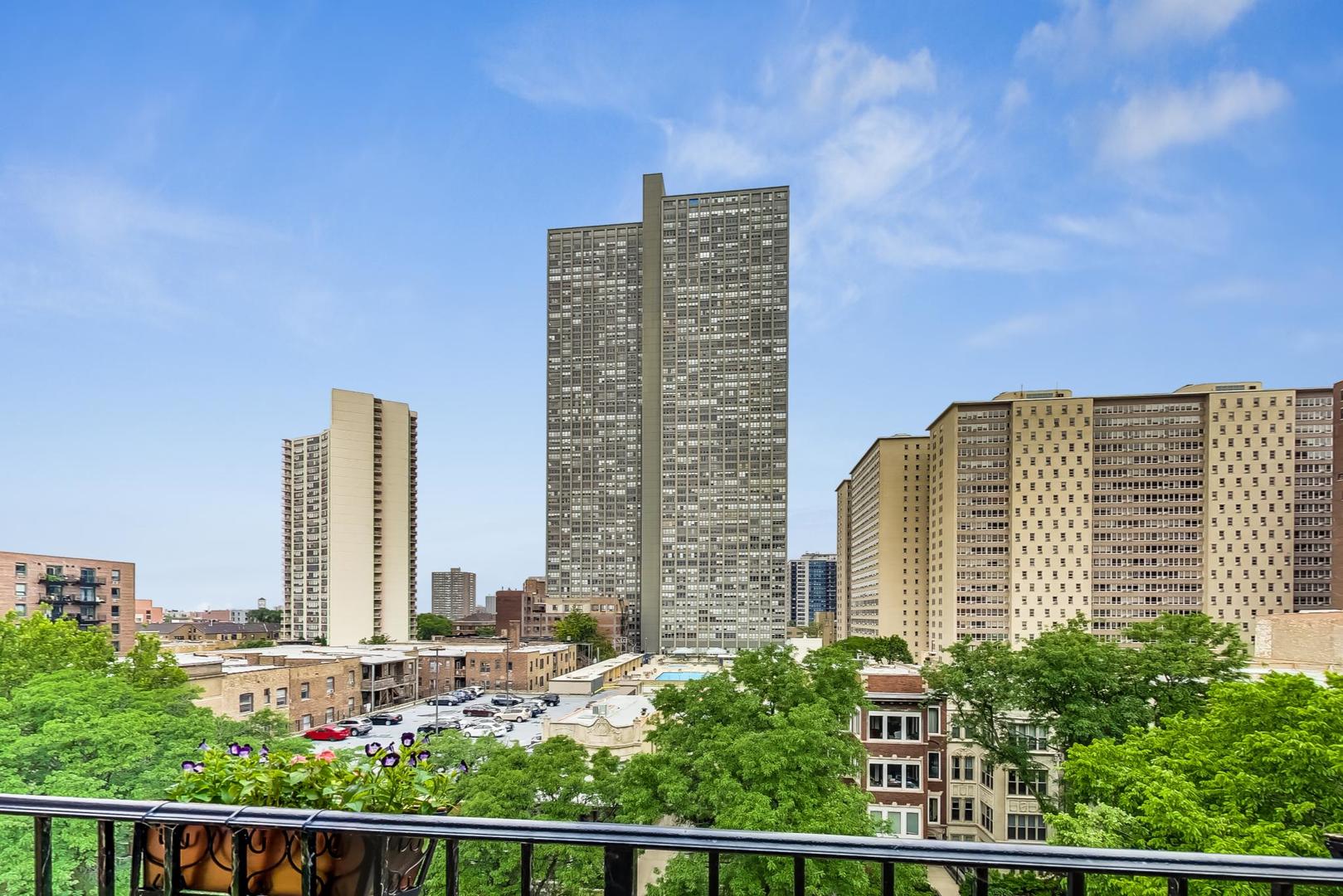 651 West Sheridan Road, Unit 7C Chicago, IL 60613 - Photo 26 of 27 a view of balcony with tall buildings