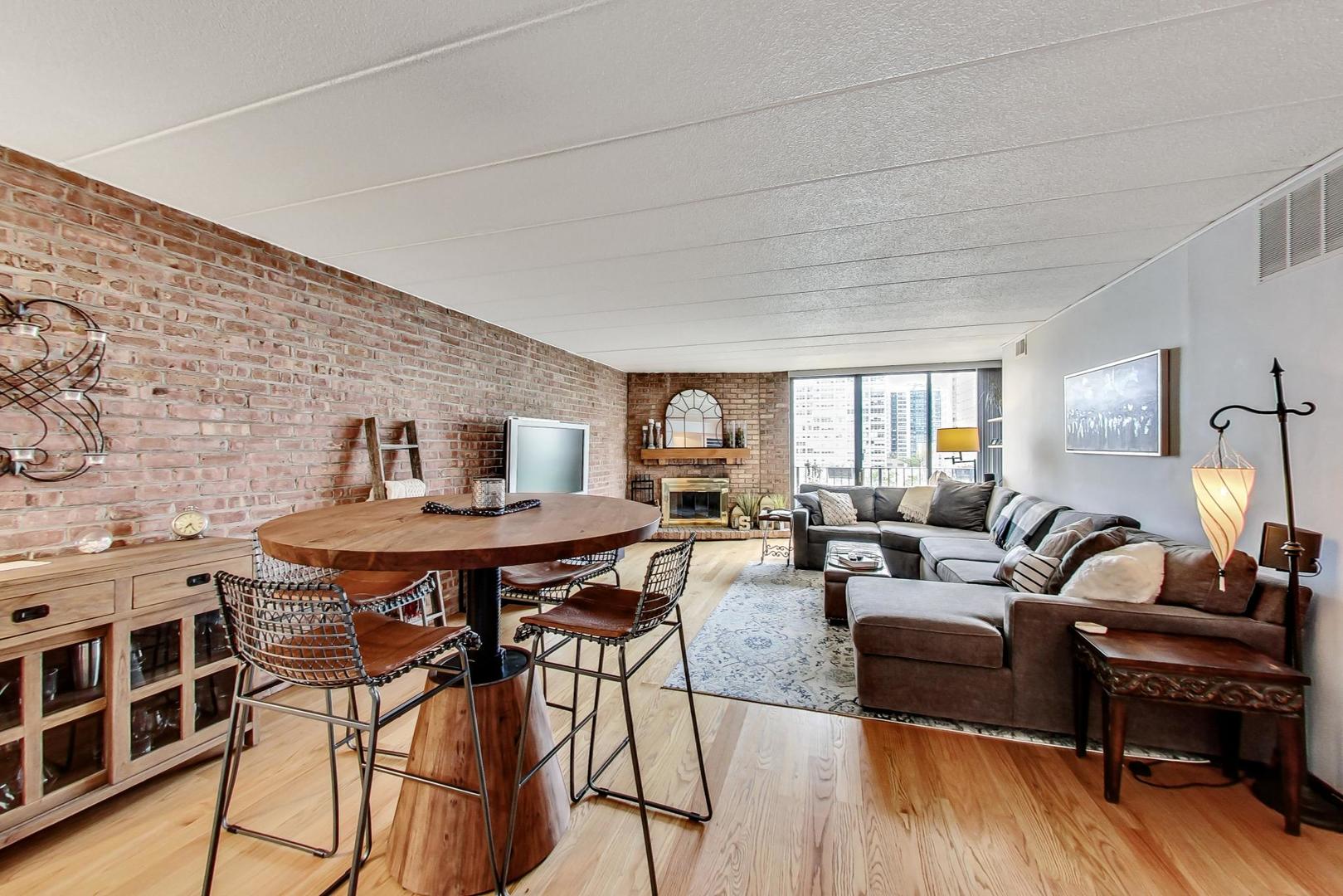 651 West Sheridan Road, Unit 7C Chicago, IL 60613 - Photo 4 of 27 a living room with furniture and wooden floor