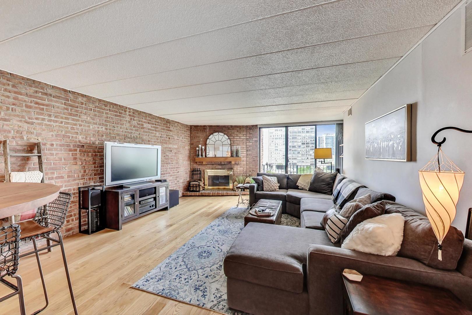 651 West Sheridan Road, Unit 7C Chicago, IL 60613 - Photo 5 of 27 a living room with furniture and a flat screen tv