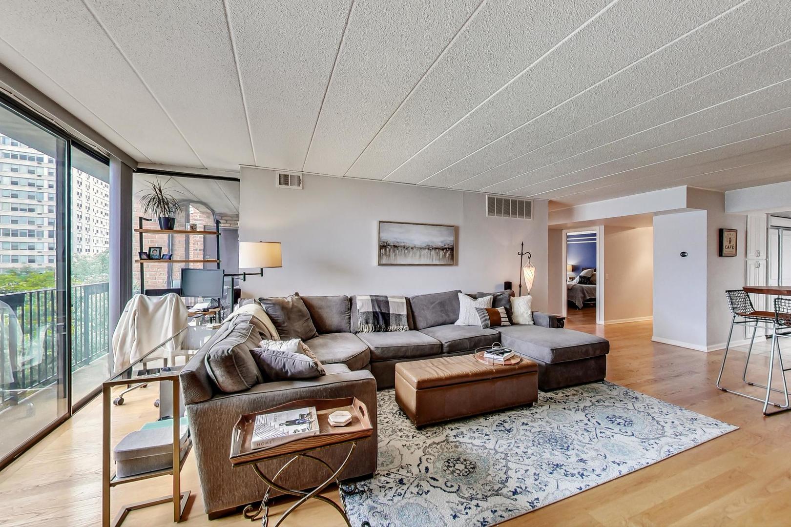 651 West Sheridan Road, Unit 7C Chicago, IL 60613 - Photo 6 of 27 a living room with furniture and a rug