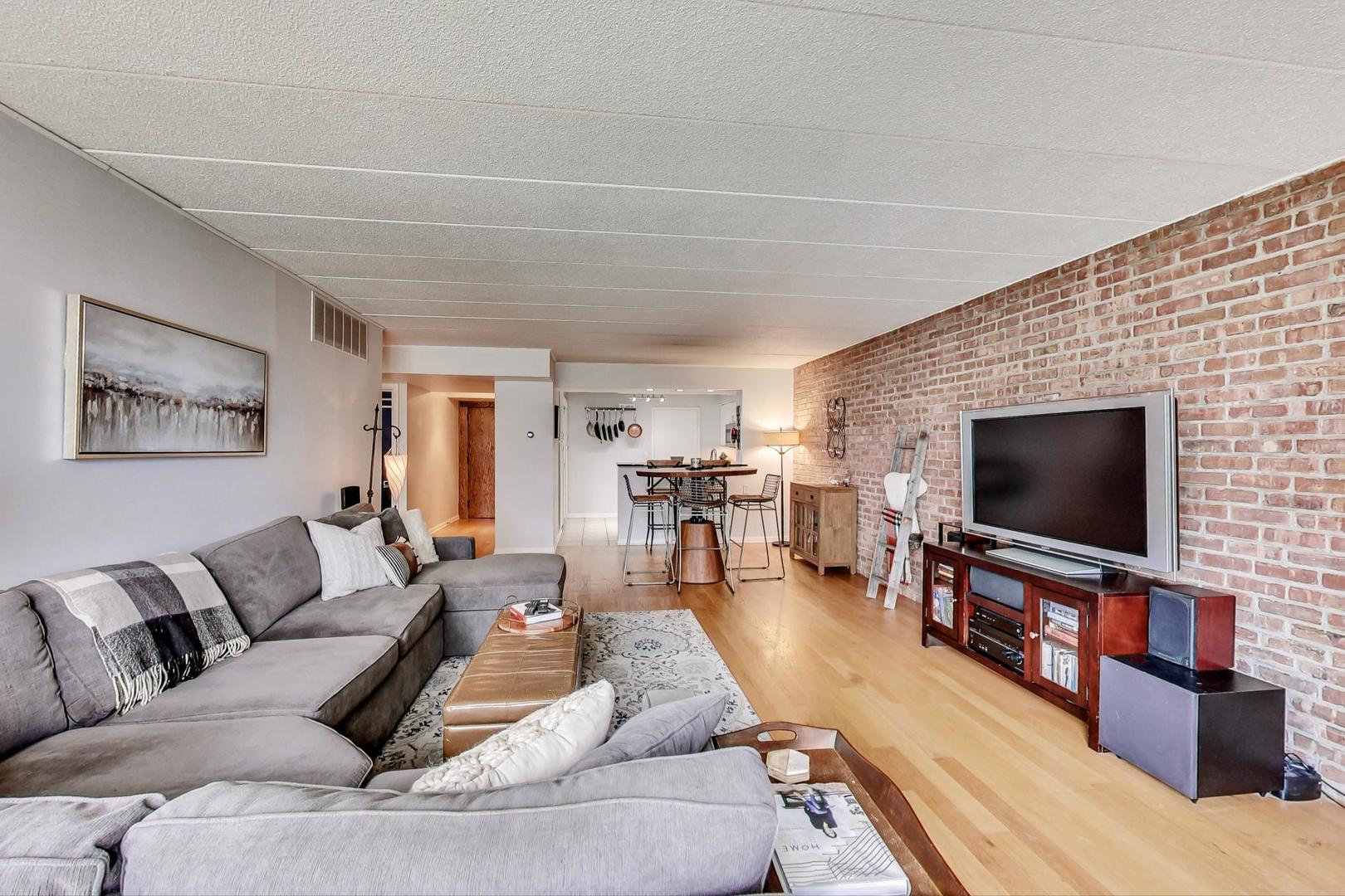 651 West Sheridan Road, Unit 7C Chicago, IL 60613 - Photo 7 of 27 a living room with furniture and a flat screen tv