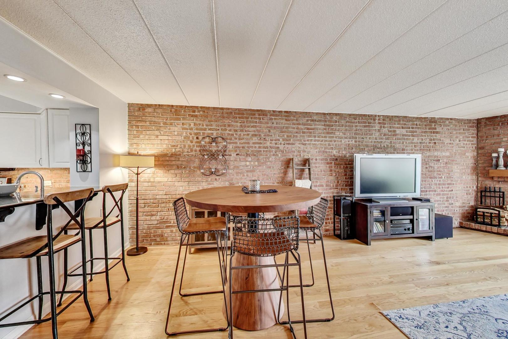 651 West Sheridan Road, Unit 7C Chicago, IL 60613 - Photo 9 of 27 a view of a dining room with furniture
