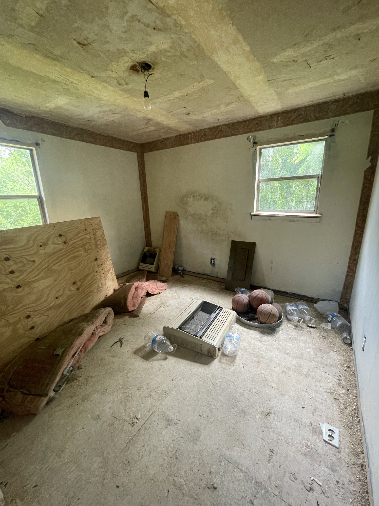 130 Water Tower Road Westpoint, TN 38486 - Photo 3 of 6 a bedroom with a bed and a window