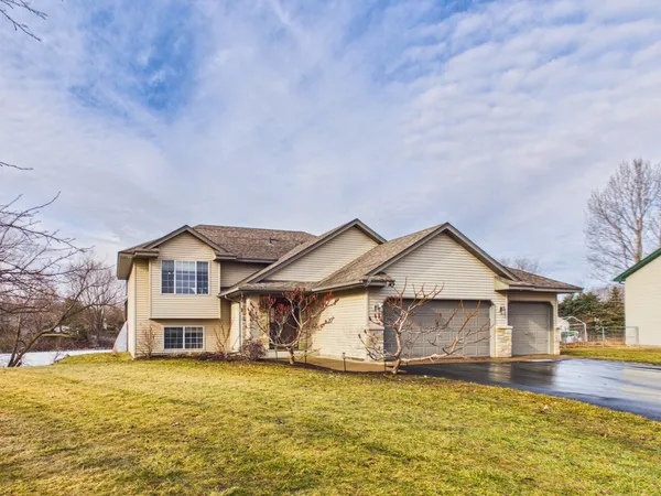 $375,000 | 7587 Wellington Circle, North Branch, MN 55056