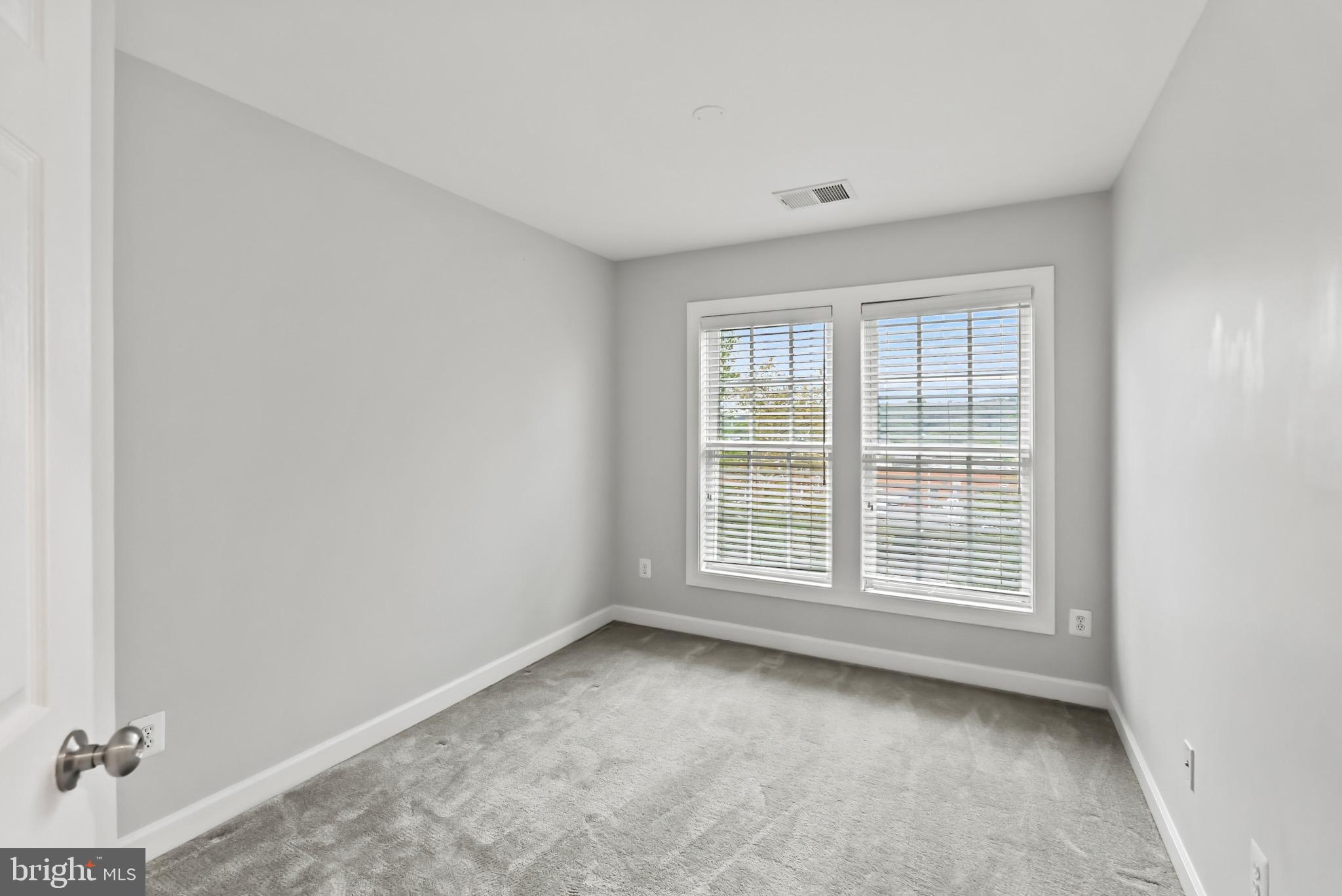 904 West Glebe Road Alexandria, VA 22305 - Photo 16 of 38 an empty room with a window