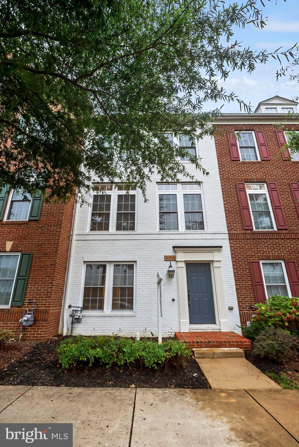 904 West Glebe Road Alexandria, VA 22305 - Photo 35 of 38 a front view of a multi story residential apartment building