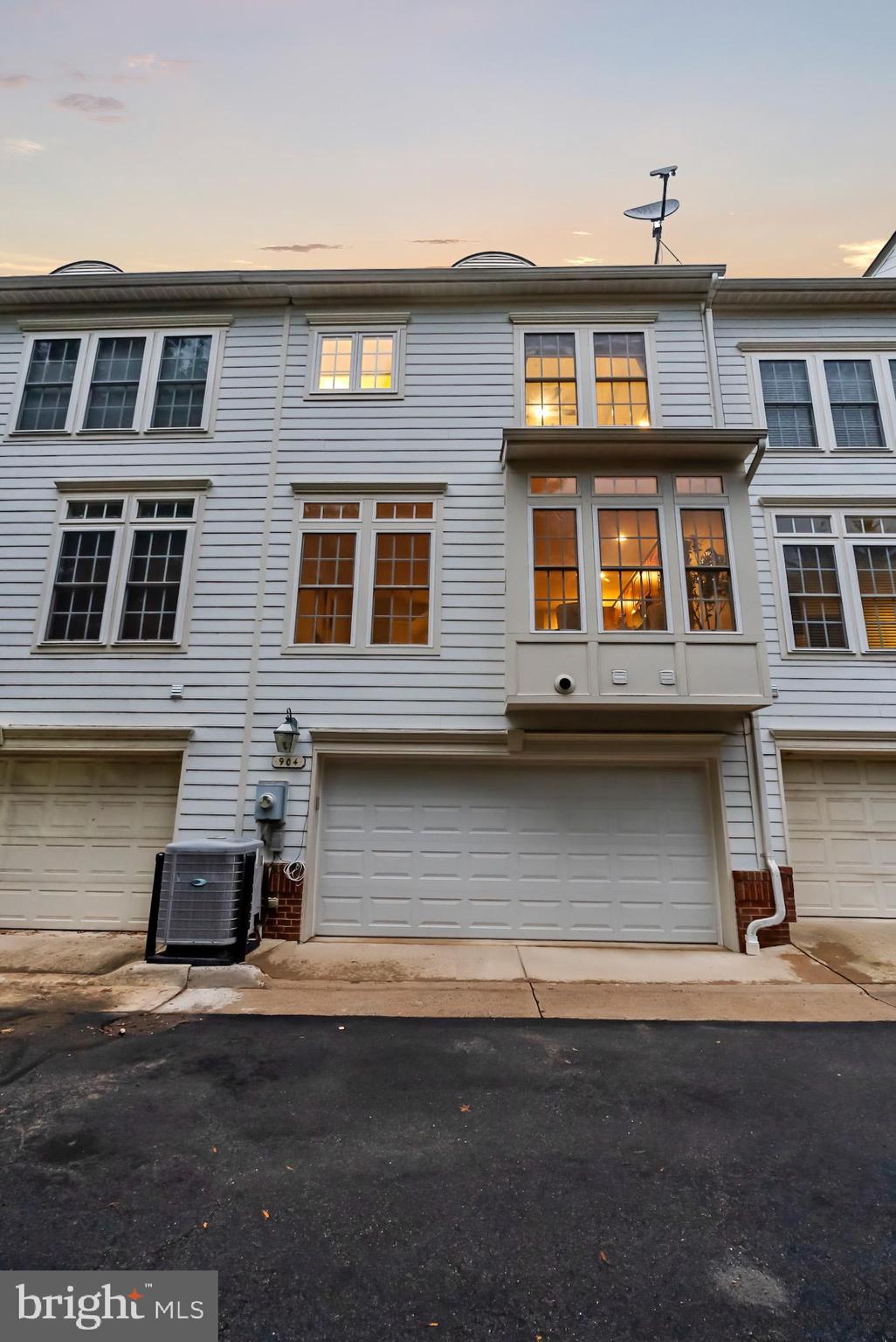 904 West Glebe Road Alexandria, VA 22305 - Photo 4 of 38 a front view of a house