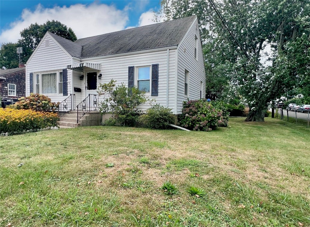 86 Maple Avenue Middletown, RI 02842 - Photo 2 of 27