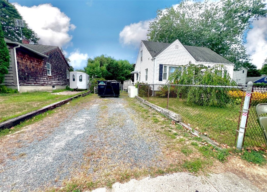 86 Maple Avenue Middletown, RI 02842 - Photo 3 of 27