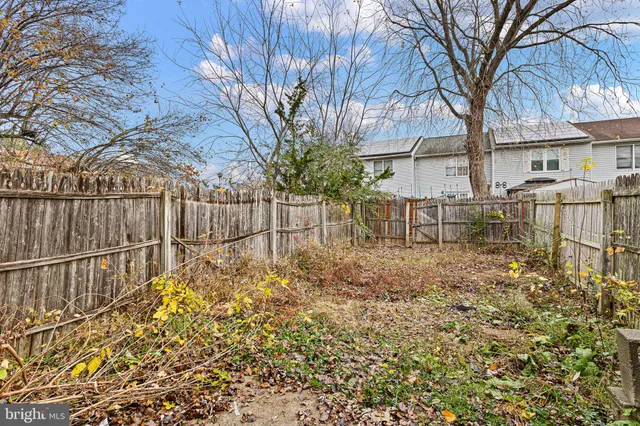 a view of house with a yard