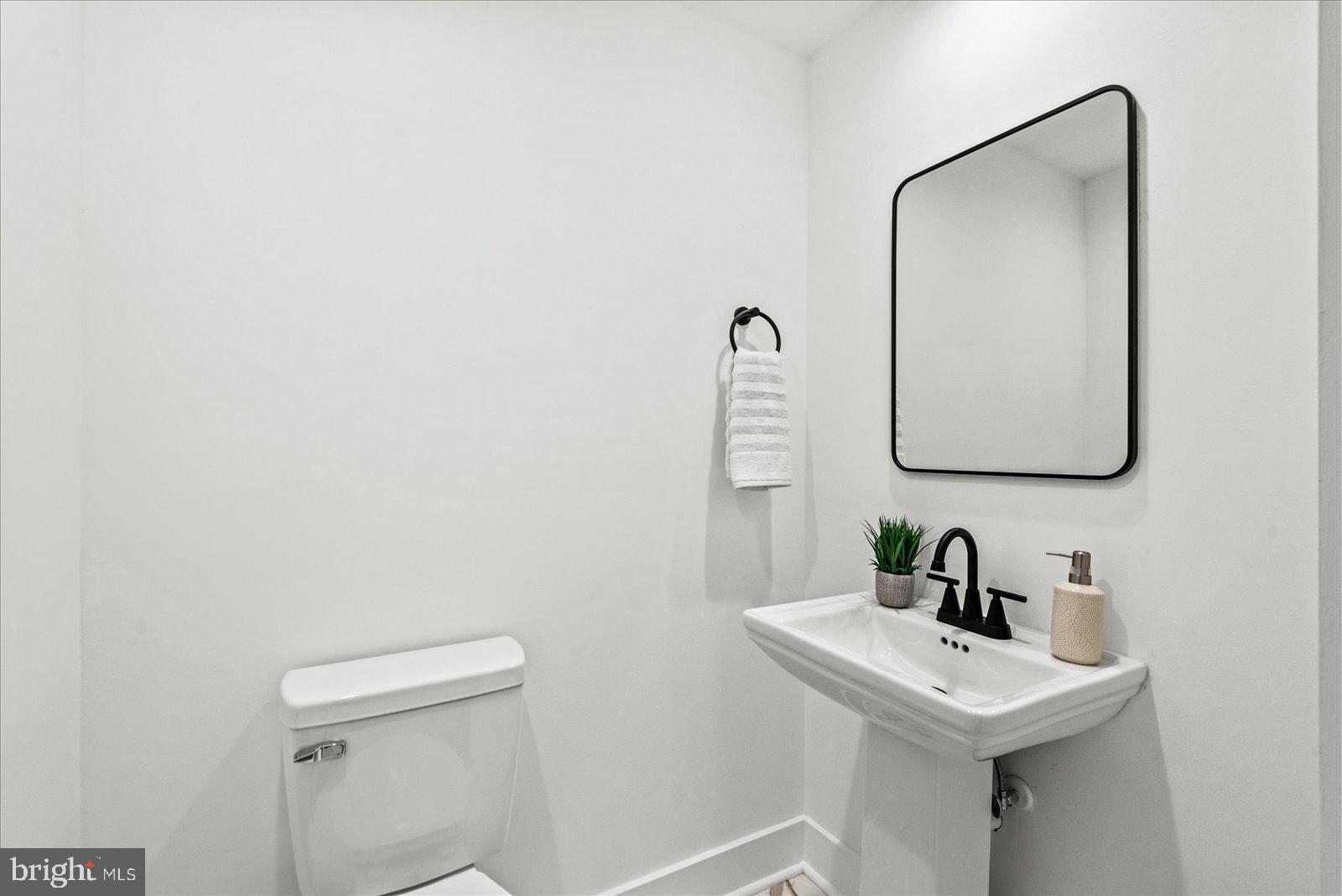 92 Front Street Warsaw, VA 22572 - Photo 8 of 85 Main Floor Bathroom