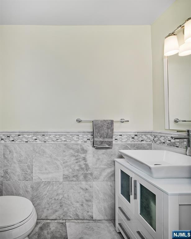 406 Newburgh Court West New York, NJ 07093 - Photo 16 of 31 a bathroom with a sink and a toilet