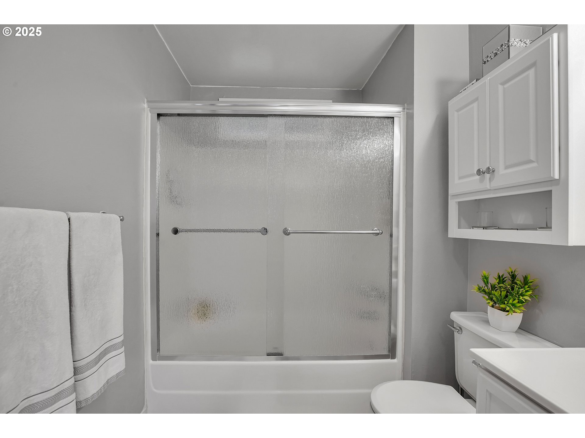 17277 Southwest Sugar Plum Court Beaverton, OR 97007 - Photo 22 of 31 a bathroom with a shower