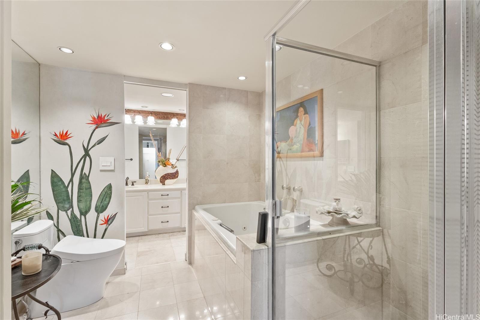 217 Prospect Street, Unit M8 Honolulu, HI 96813 - Photo 12 of 20 a bathroom with a bathtub sink and toilet