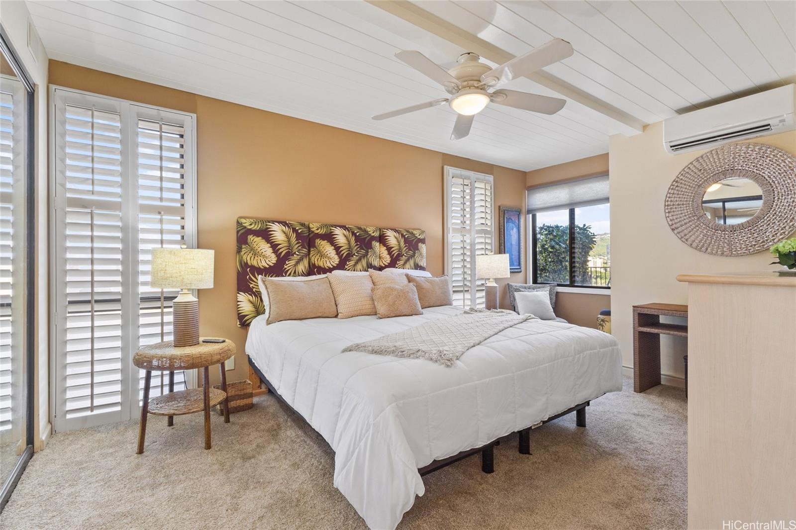 217 Prospect Street, Unit M8 Honolulu, HI 96813 - Photo 14 of 20 a bedroom with a large bed and a chandelier