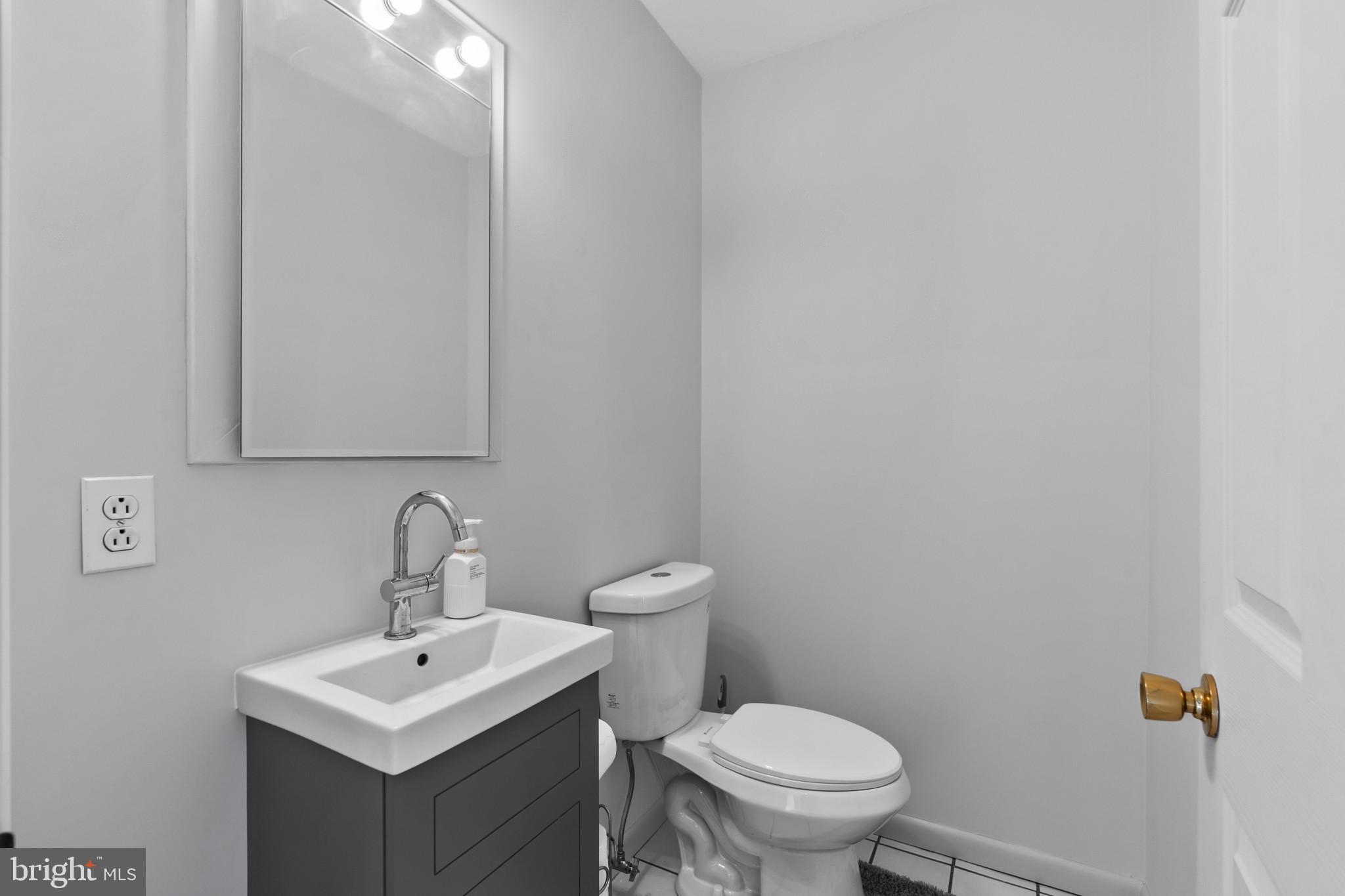 40 Raphael Road Hockessin, DE 19707 - Photo 21 of 53 1/2 Bath off Entertainment Room