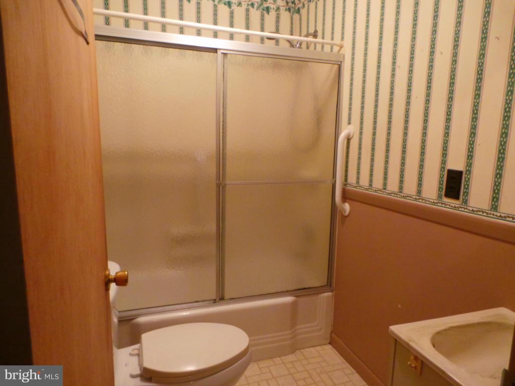 566 Johnsons Mill Road Berkeley Springs, WV 25411 - Photo 19 of 29 Bath