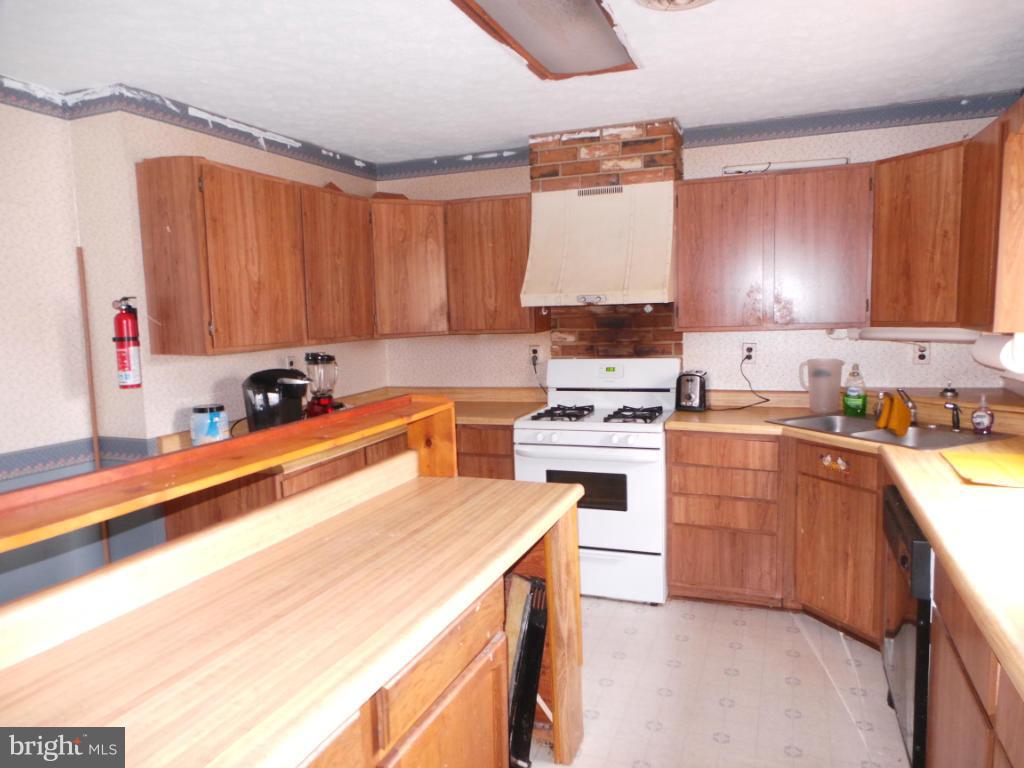 566 Johnsons Mill Road Berkeley Springs, WV 25411 - Photo 8 of 29 Kitchen