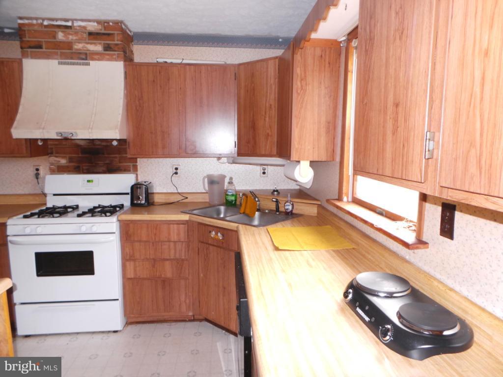 566 Johnsons Mill Road Berkeley Springs, WV 25411 - Photo 9 of 29 Kitchen