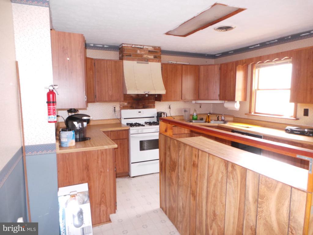 566 Johnsons Mill Road Berkeley Springs, WV 25411 - Photo 10 of 29 Kitchen