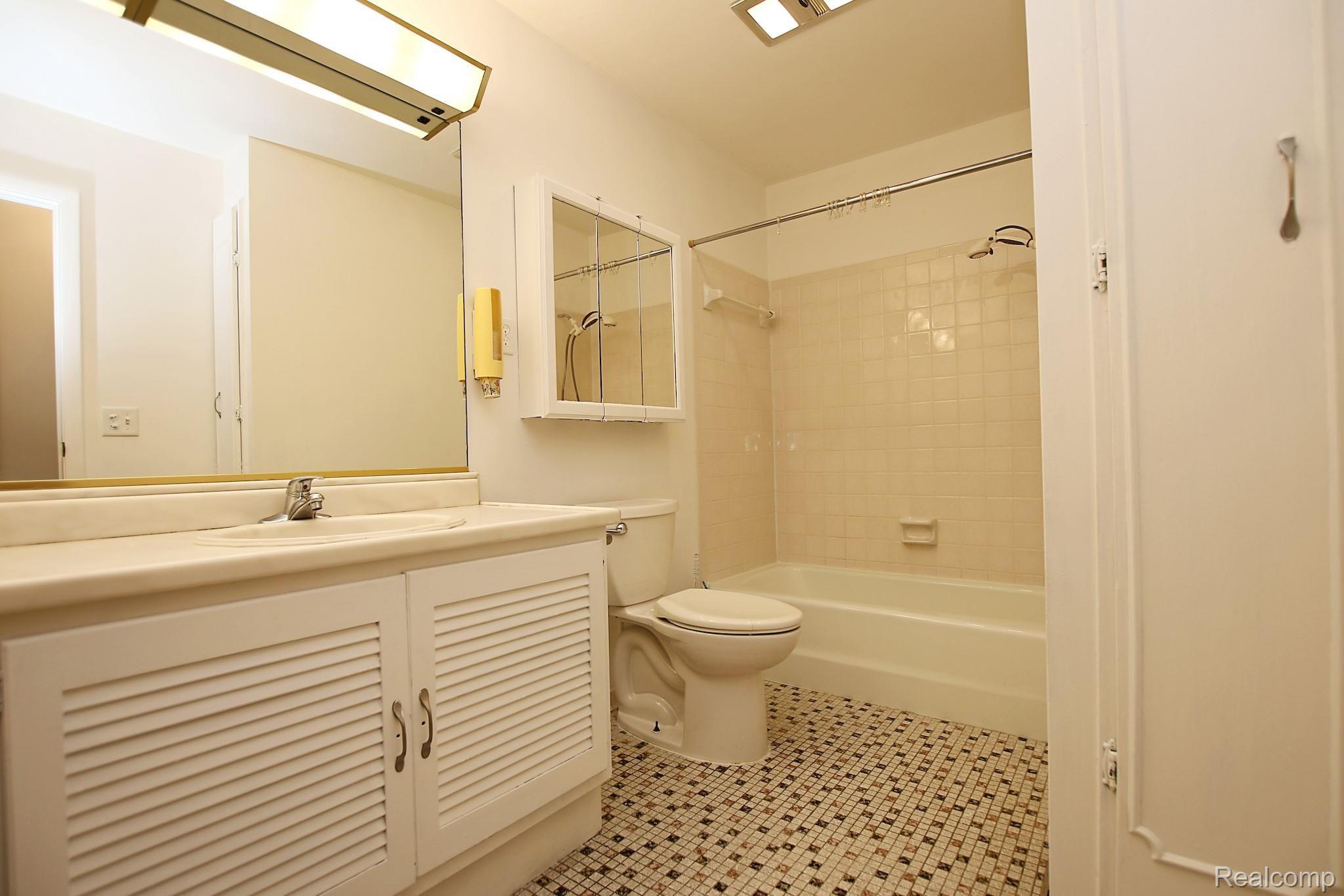 5485 West Carpenter Road Flint, MI 48504 - Photo 16 of 60 16) Bathroom.jpg