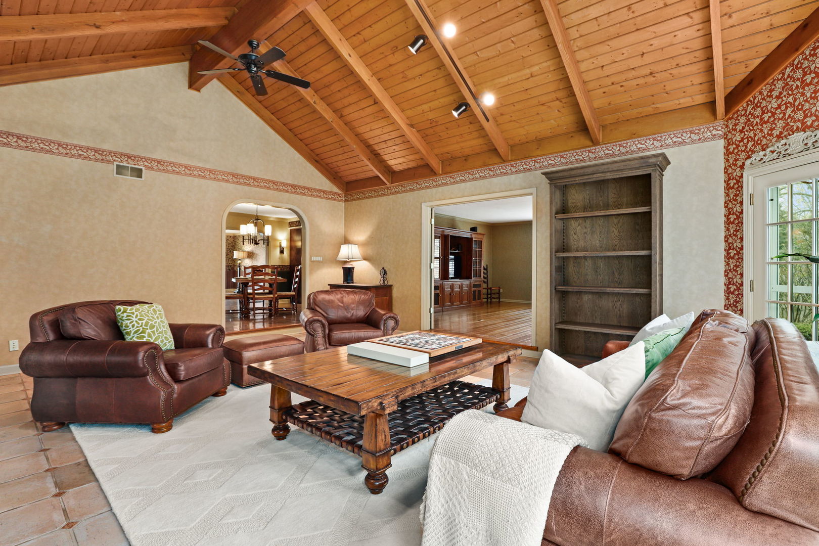 518 Northgate Road Lindenhurst, IL 60046 - Photo 3 of 35 a living room with furniture and a window