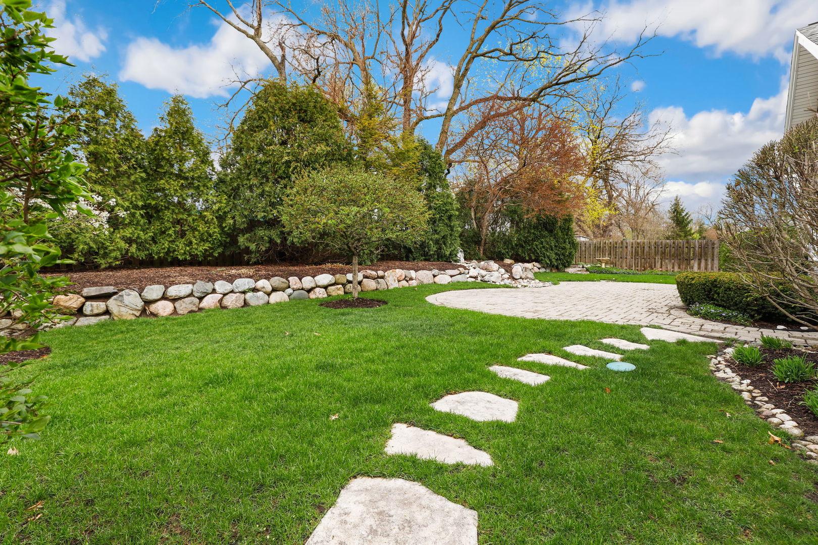 518 Northgate Road Lindenhurst, IL 60046 - Photo 33 of 35 a backyard of a house with lots of green space