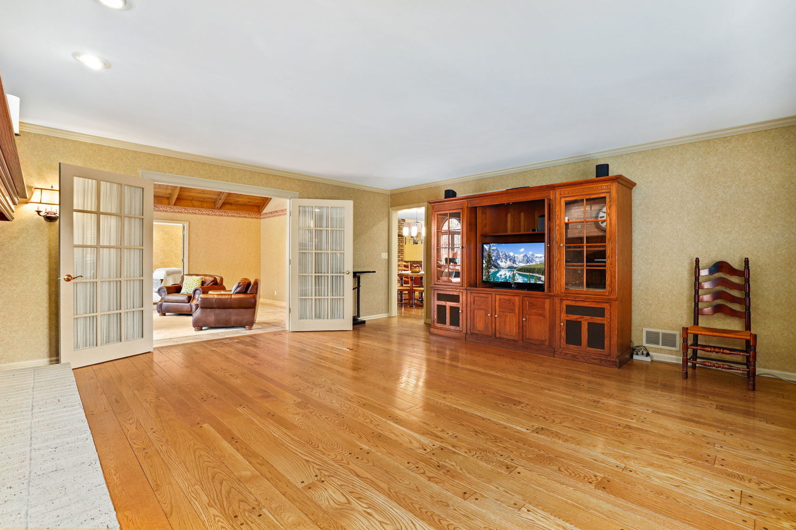 518 Northgate Road Lindenhurst, IL 60046 - Photo 6 of 35 a living room with furniture and a flat screen tv