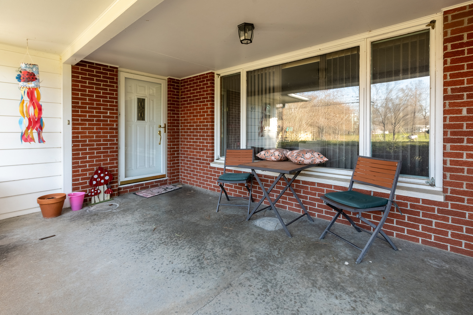 218 Blessing Circle Murphysboro, IL 62966 - Photo 4 of 40 a living room with furniture and a floor to ceiling window