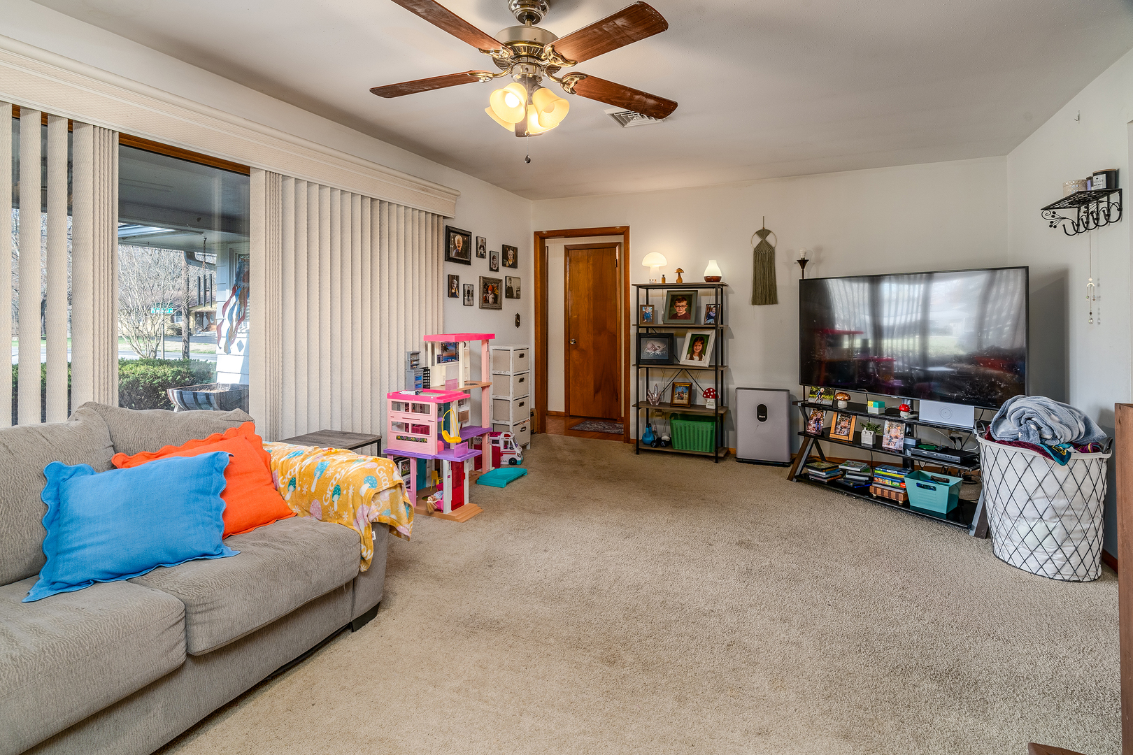 218 Blessing Circle Murphysboro, IL 62966 - Photo 7 of 40 a living room with furniture and a flat screen tv