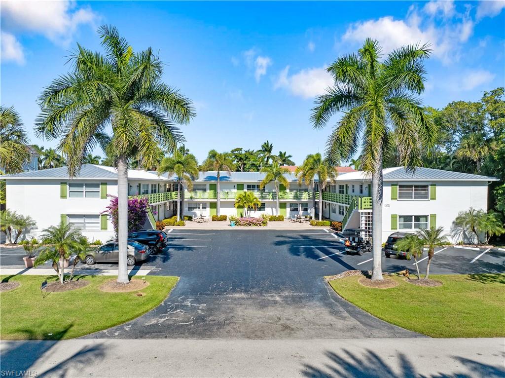 975 9th Avenue South, Unit 1 Naples, FL 34102 - Photo 6 of 34 a backyard of a house with seating space