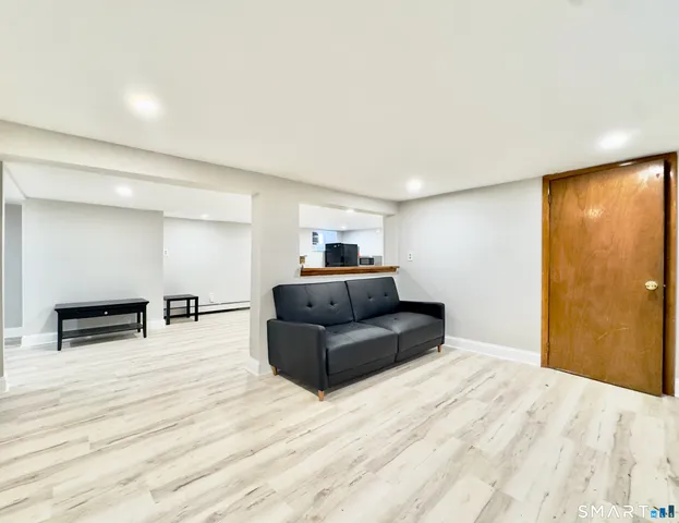 $1,700 | 96 Knickerbocker Avenue, Stamford, CT 06907