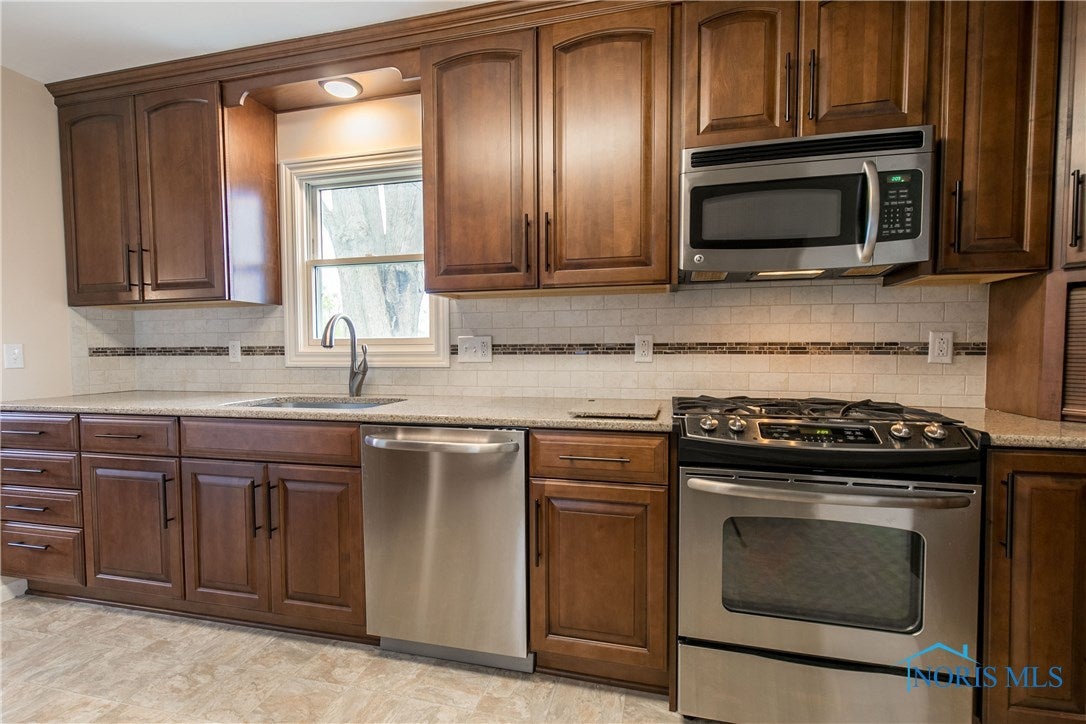 6462 Longfellow Road Sylvania, OH 43560 - Photo 11 of 36 Gallery Image 11