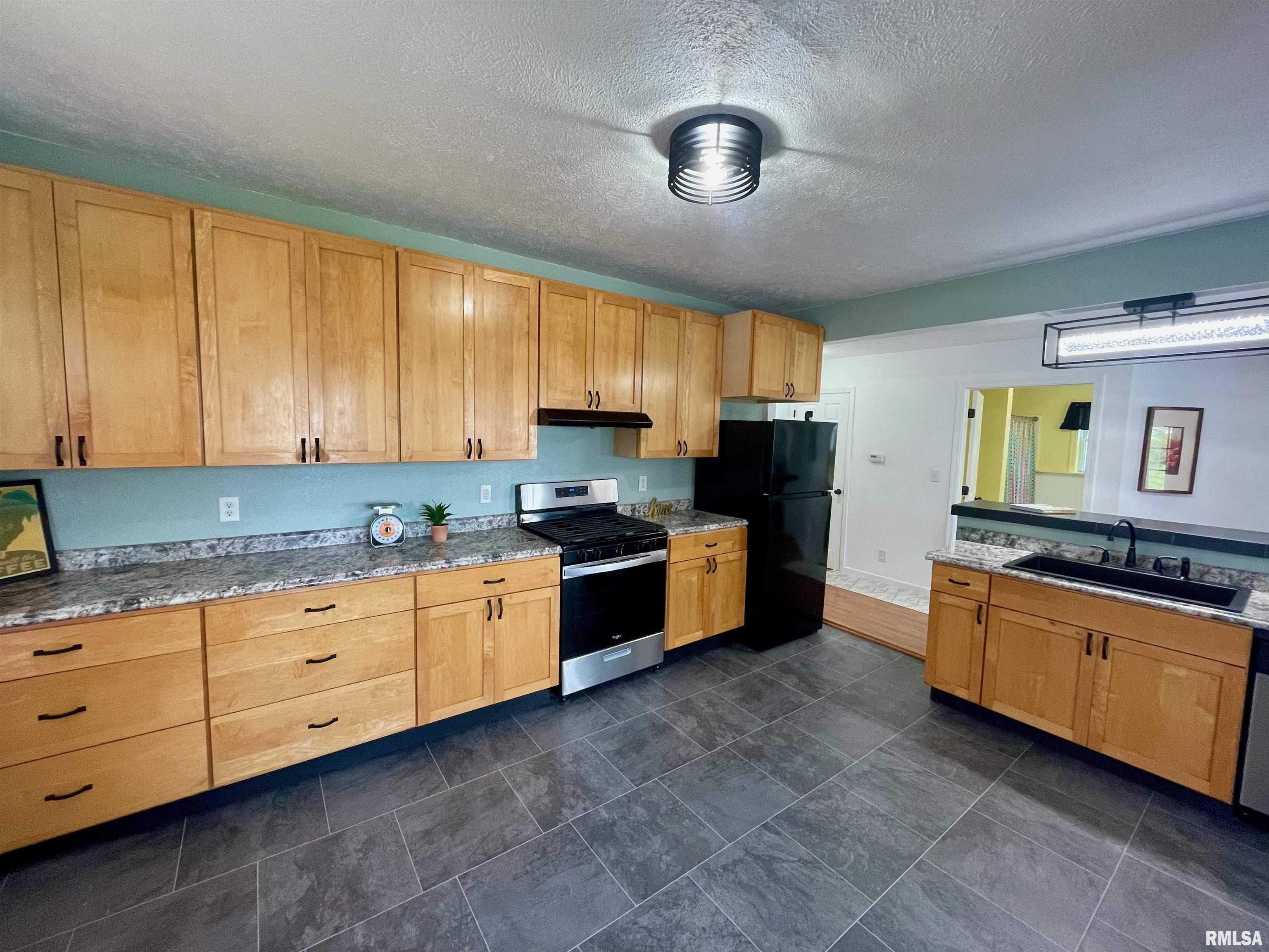 617 Decatur Street Lincoln, IL 62656 - Photo 3 of 11 Gallery Image 3