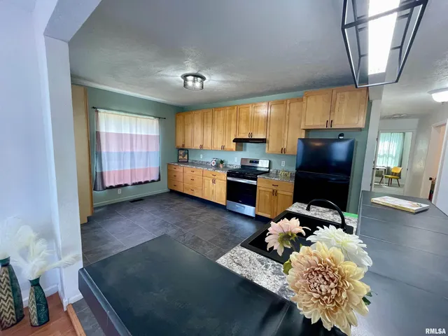 $149,900 | 617 Decatur Street, Lincoln, IL 62656