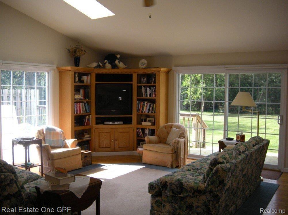 698 Shoreham Road Grosse Pointe, MI 48236 - Photo 5 of 21 Family room