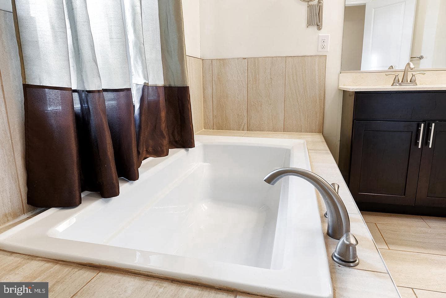 1347 South 20th Street, Unit A Philadelphia, PA 19146 - Photo 19 of 21 a bathroom with a bathtub